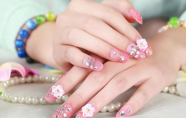 Những mẫu nail giả đẹp nhất: Sáng tạo cho đôi bàn tay xinh